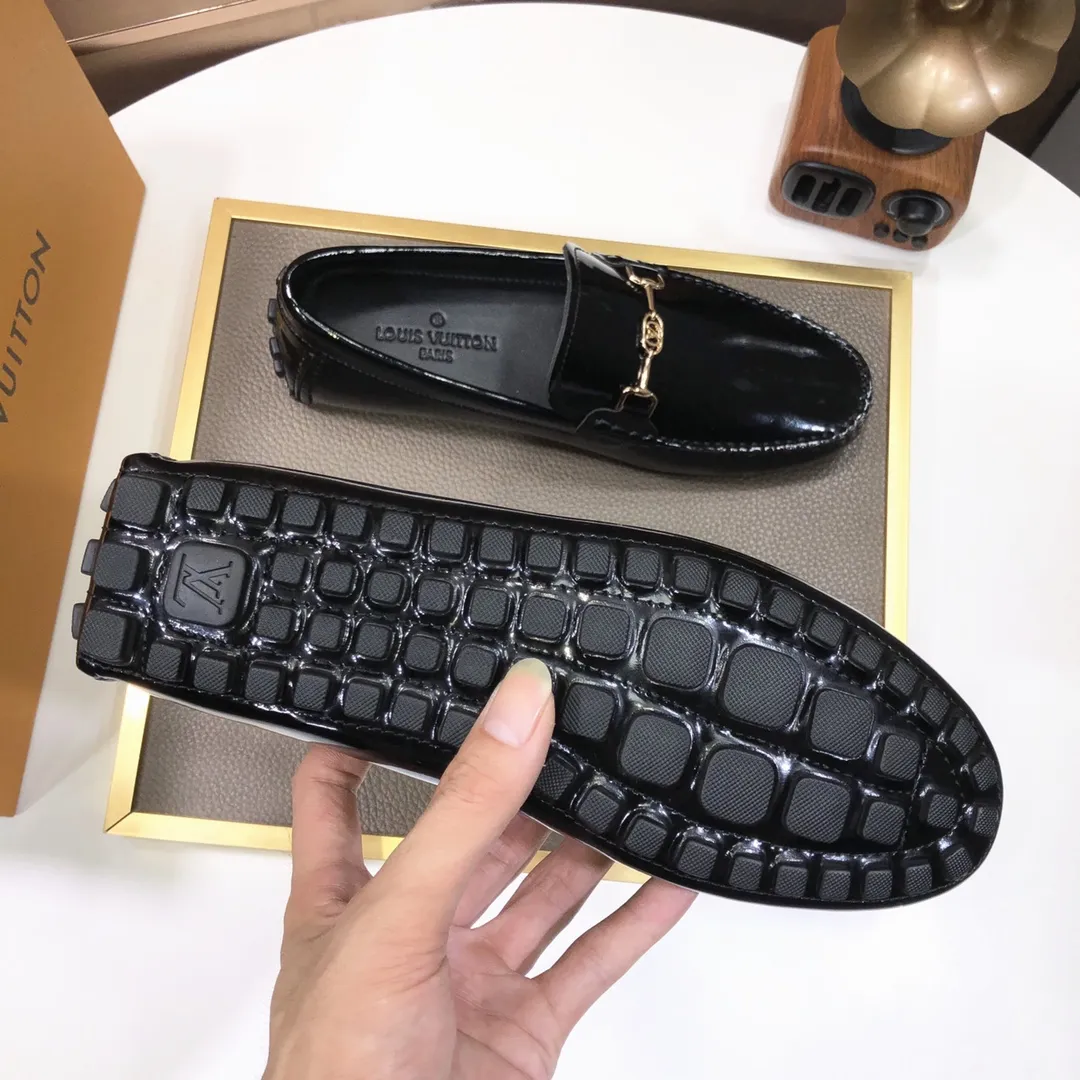 Men's men's shoes 💰420💰 [LV Doudou Shoes] (sheepskin lining) new model is on the market, available on the official website. The new Doudou shoes are processed into single-color materials, and the uppers are made of imported cowhide material. The body of the shoe is fully hemmed with mark thread, and is lined with imported original cowhide leather. The elegant shoe shape is super suitable for all-matching, and the size is 38-44.